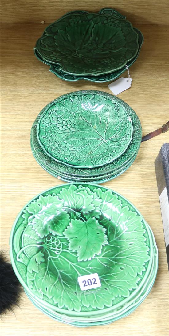 Thirteen Wedgwood style cabbage pattern plates diameter 22cm